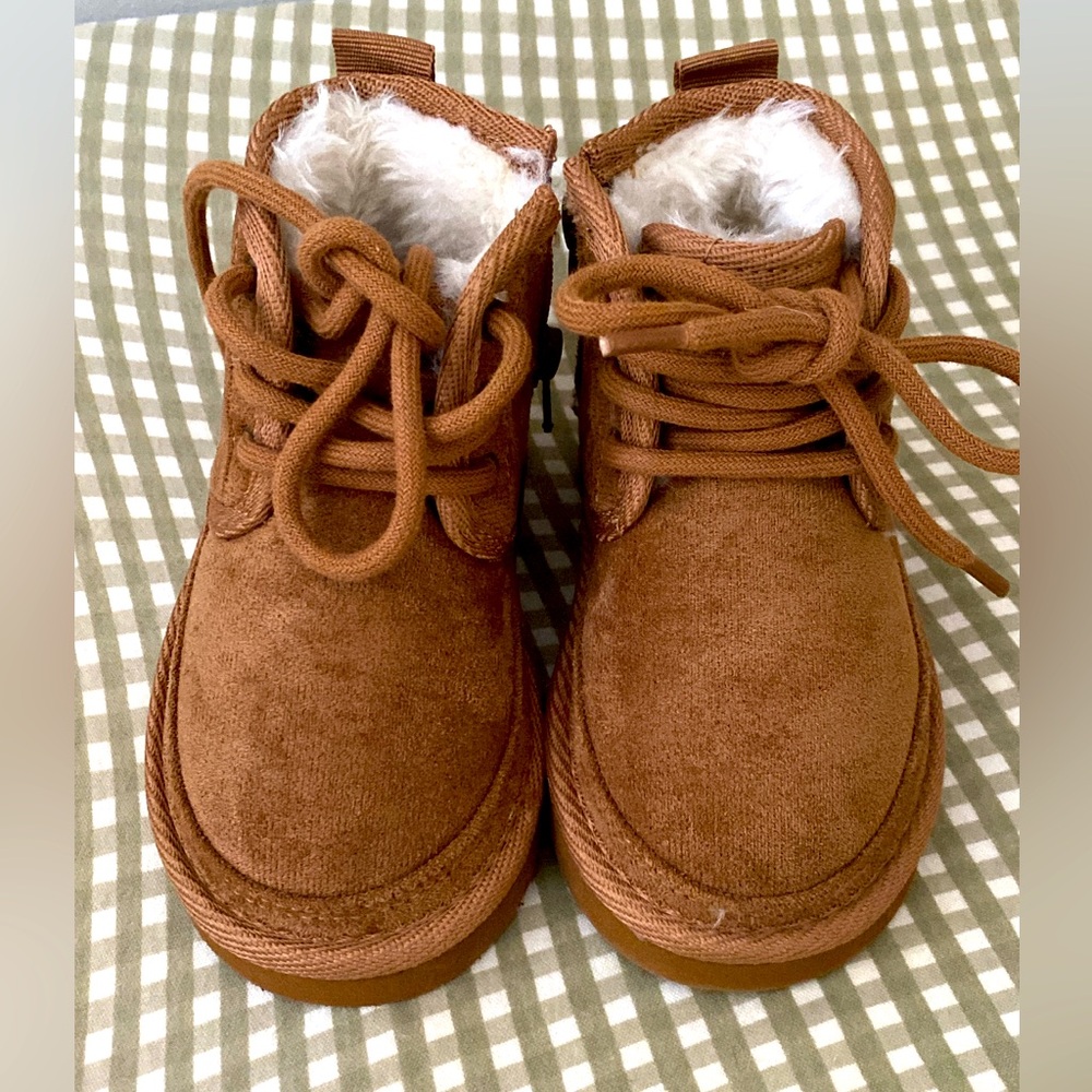 Ugg boots size 6, only tried on!
